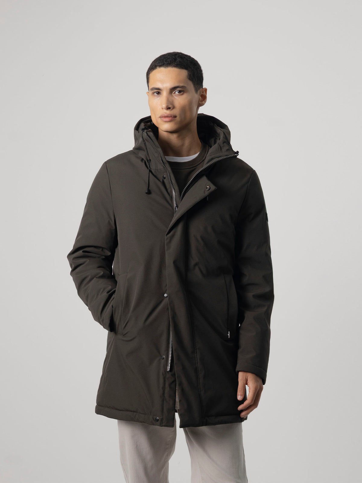 PARKA TÉNICA CON CAPUCHA VERDE OSCURO