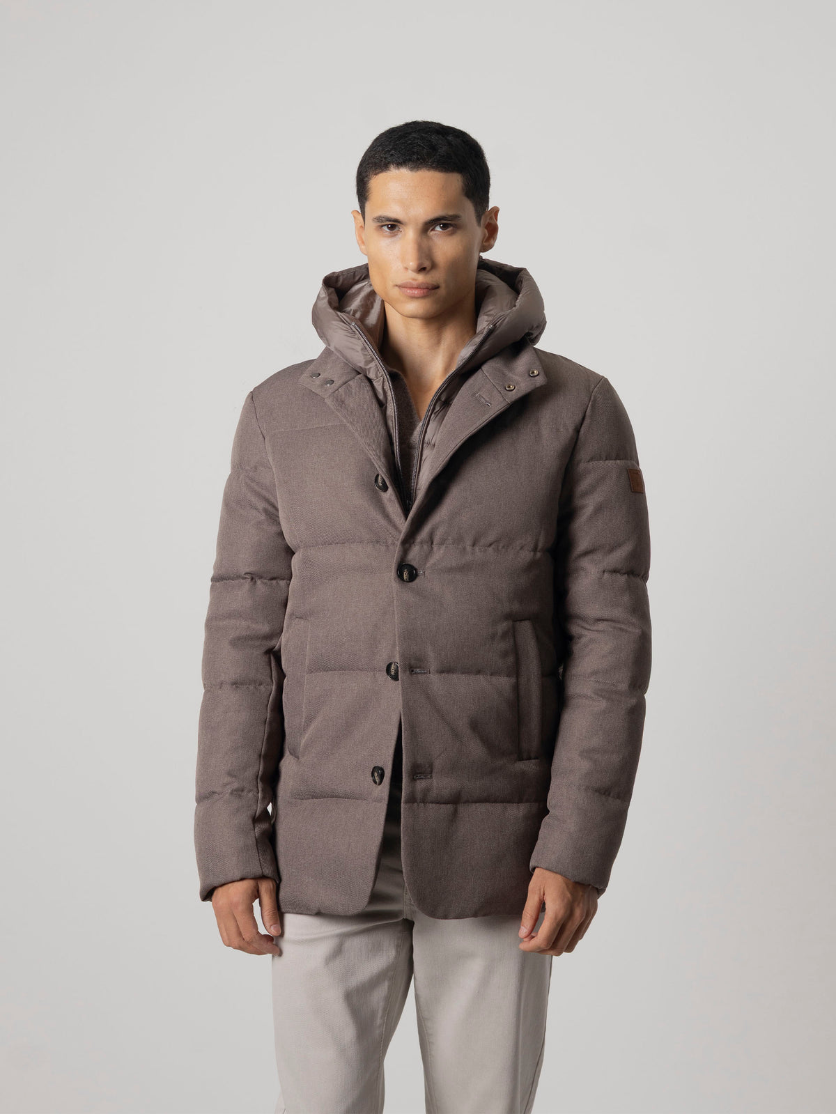 CAZADORA ACOLCHADA CON CAPUCHA TAUPE