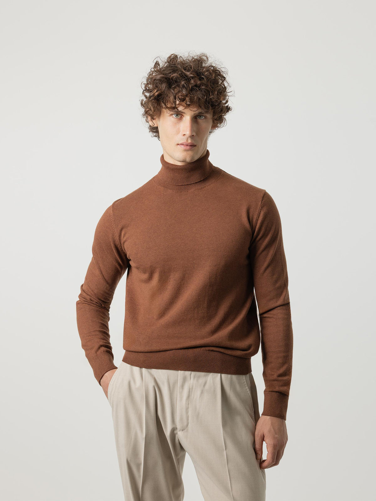 JERSEY CUELLO ALTO MARRÓN