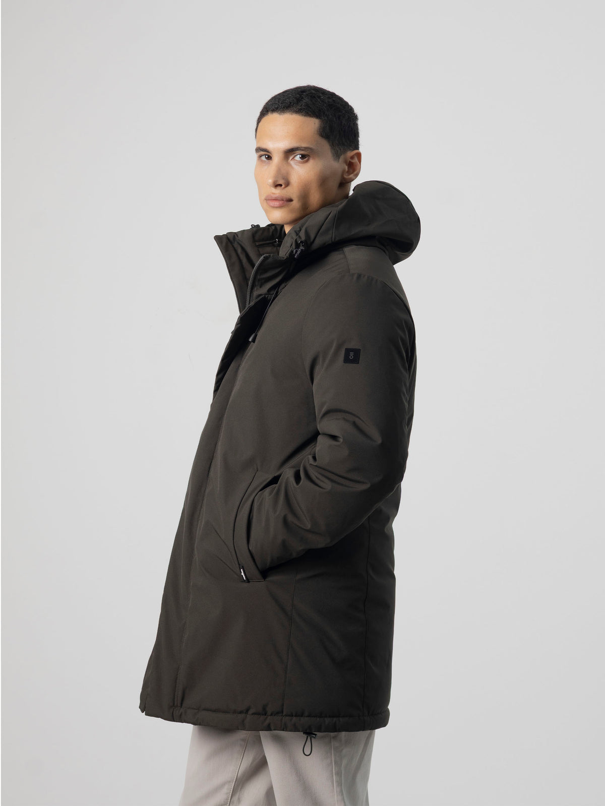 PARKA TÉNICA CON CAPUCHA VERDE OSCURO