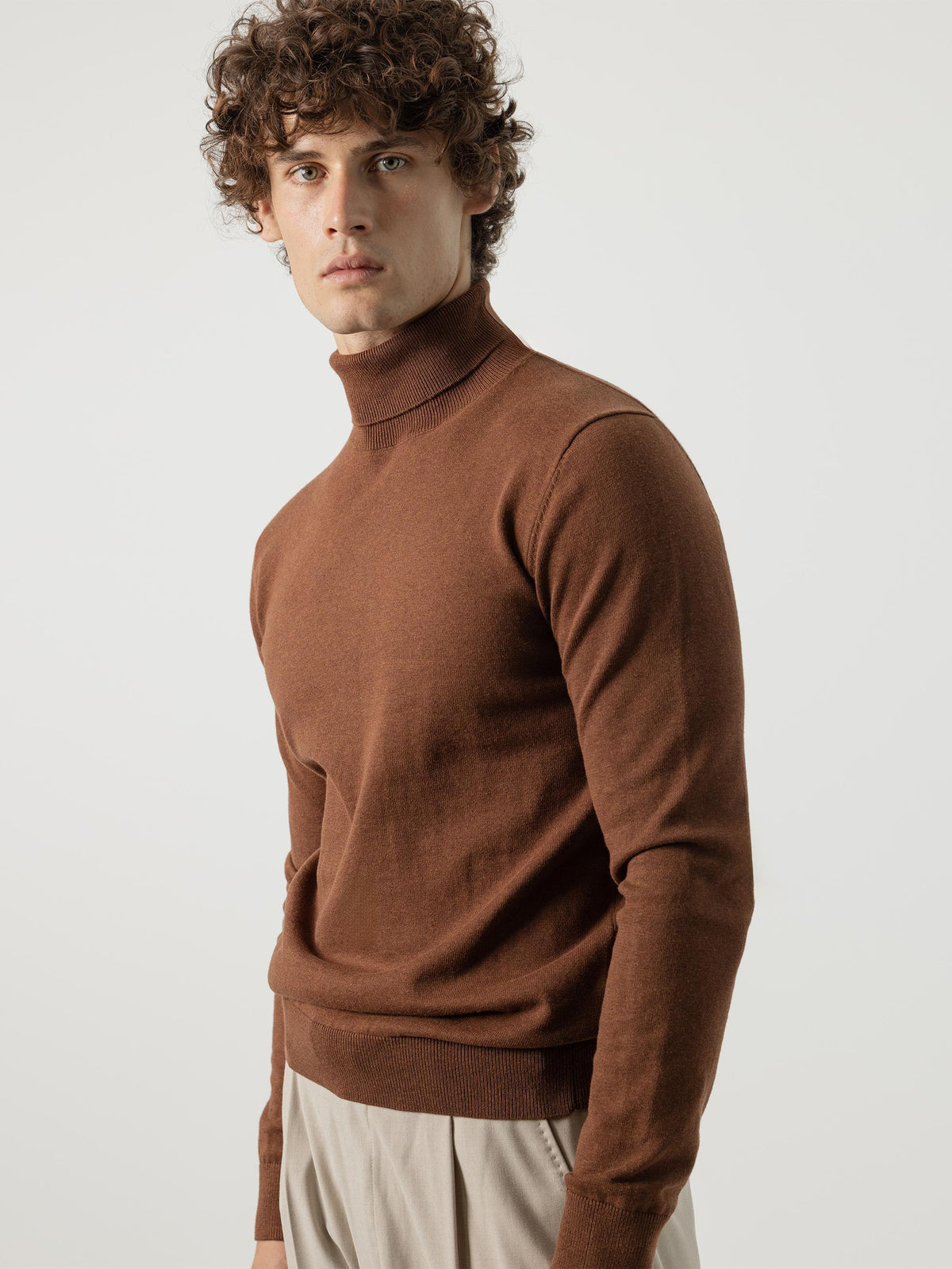 JERSEY CUELLO ALTO MARRÓN