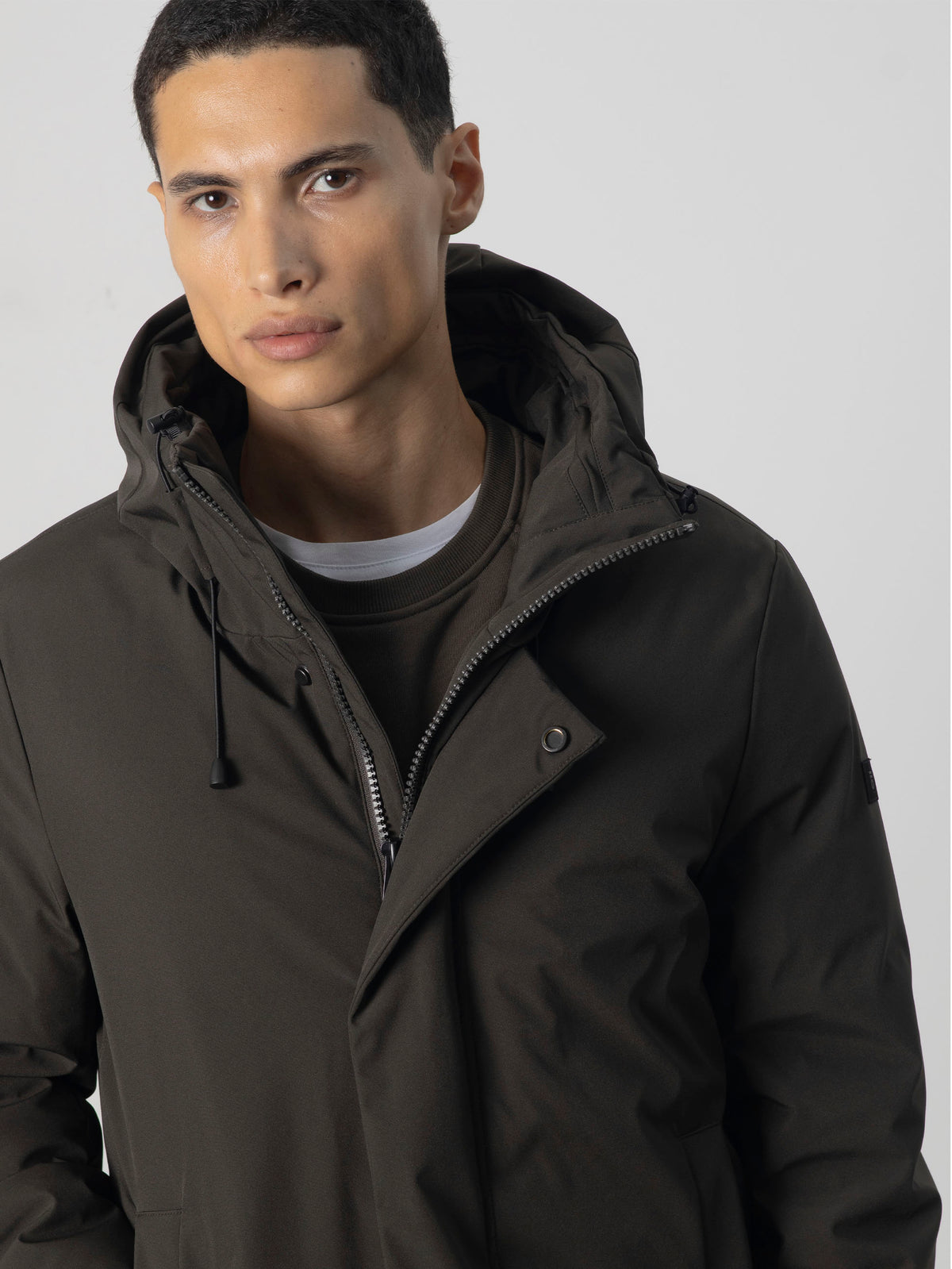 PARKA TÉNICA CON CAPUCHA VERDE OSCURO