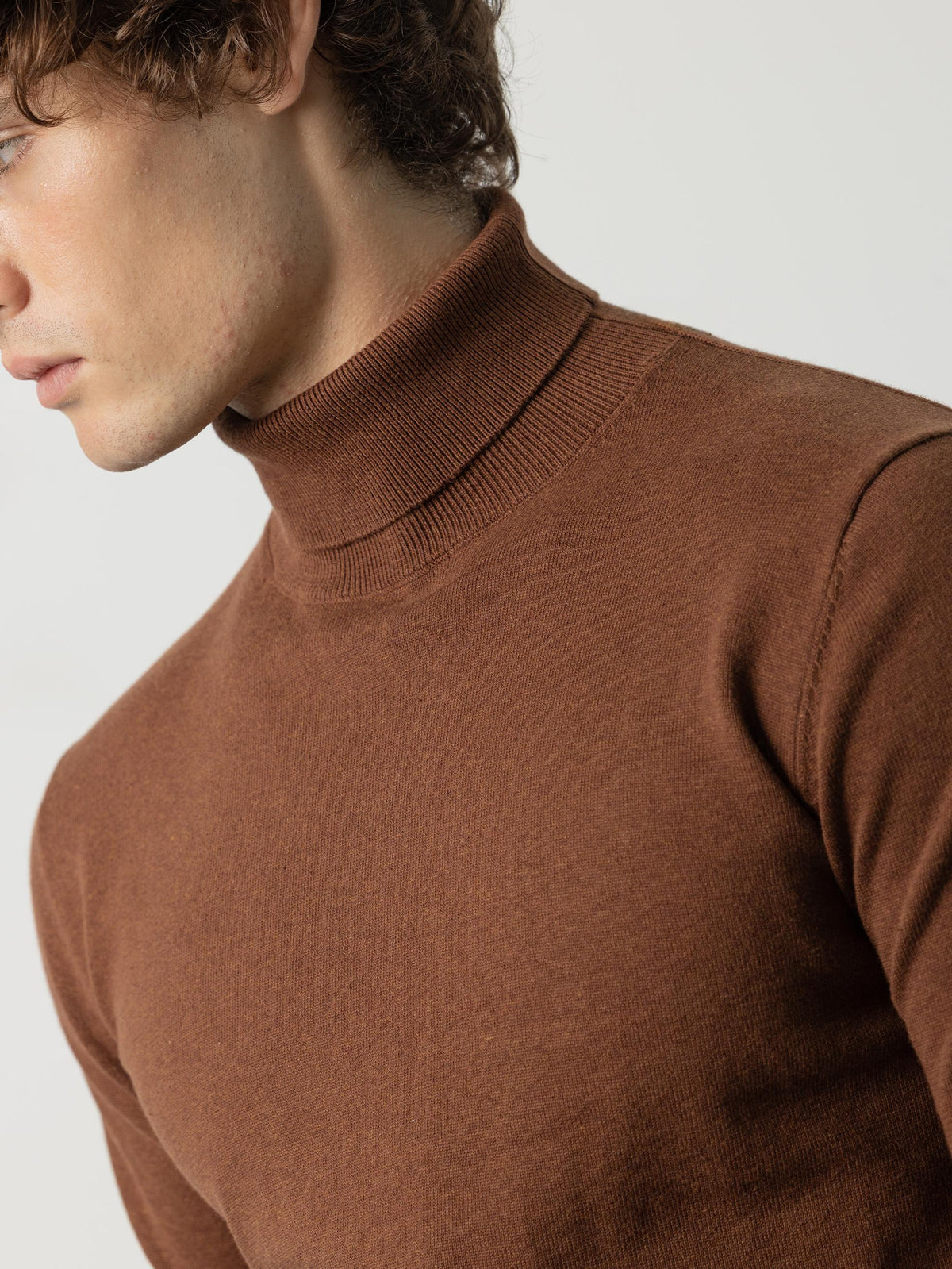 JERSEY CUELLO ALTO MARRÓN