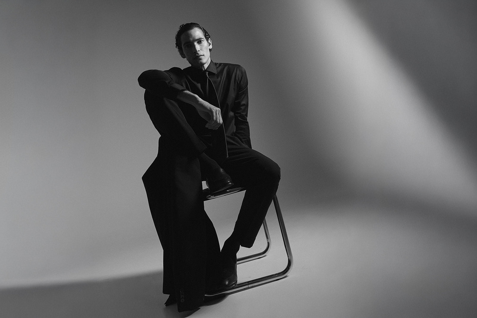 BLACK STRUCTURE SUIT