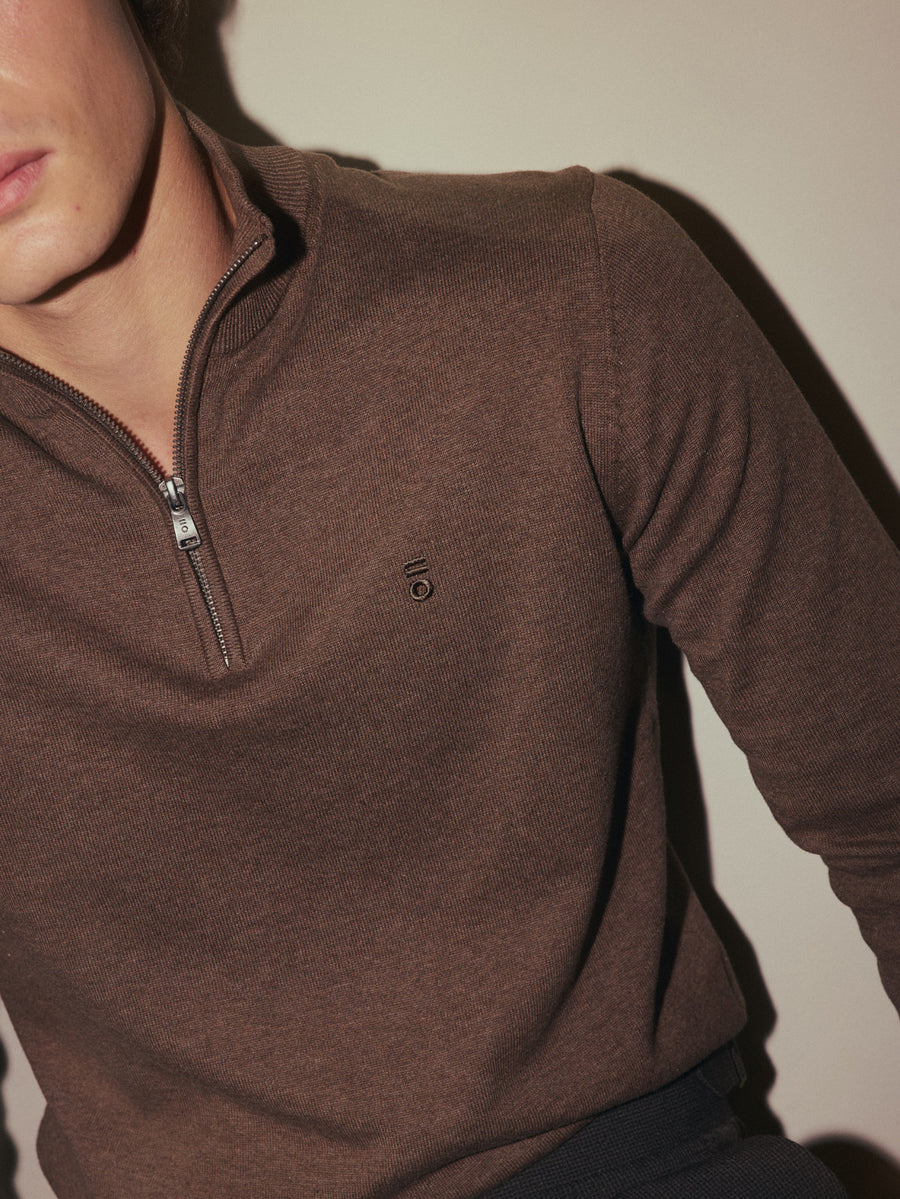 JERSEY CUELLO MOCK CREMALLERA MARRÓN